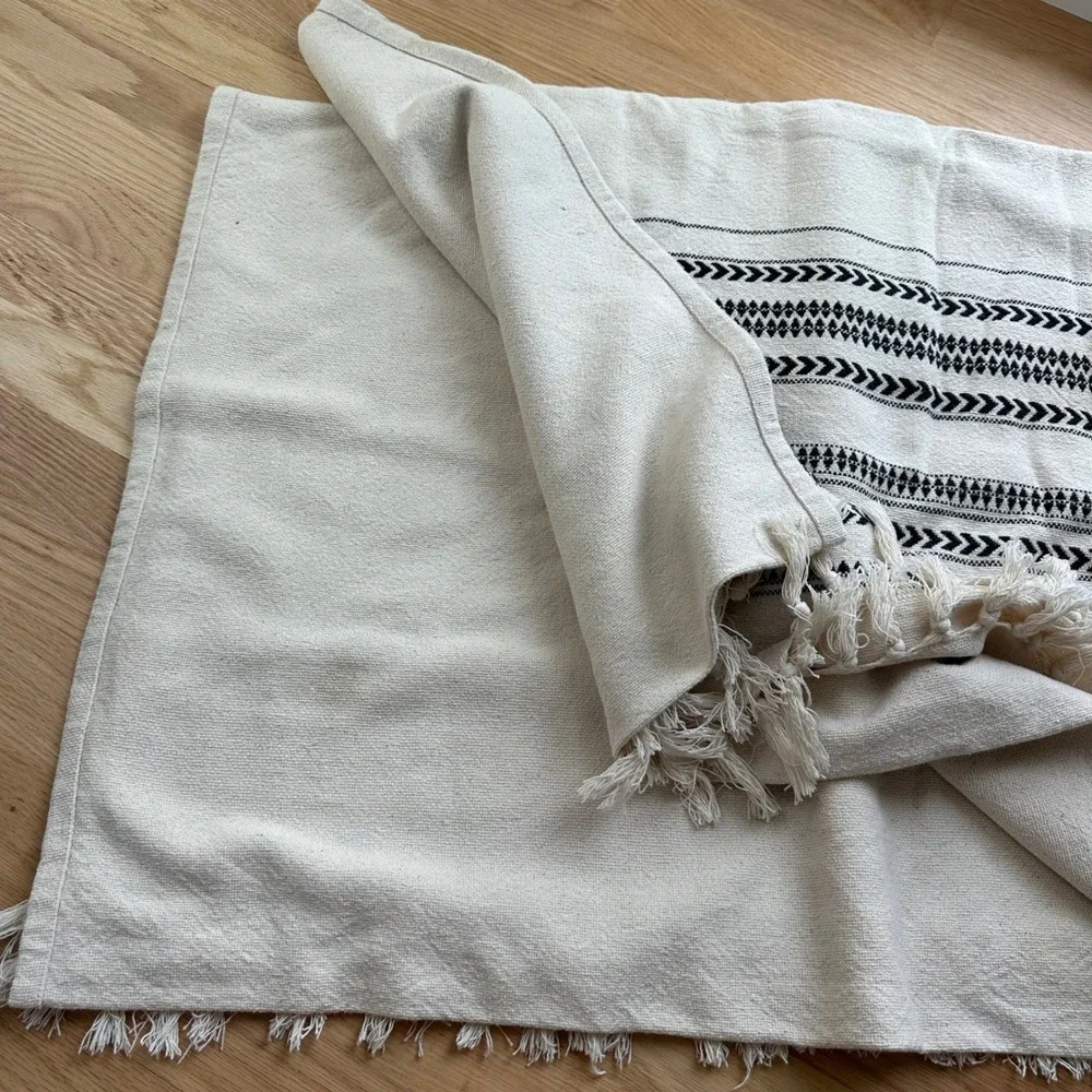 H&M Cream Bead spread‎ Blanket with Black Geometric Design & Tassels queen full